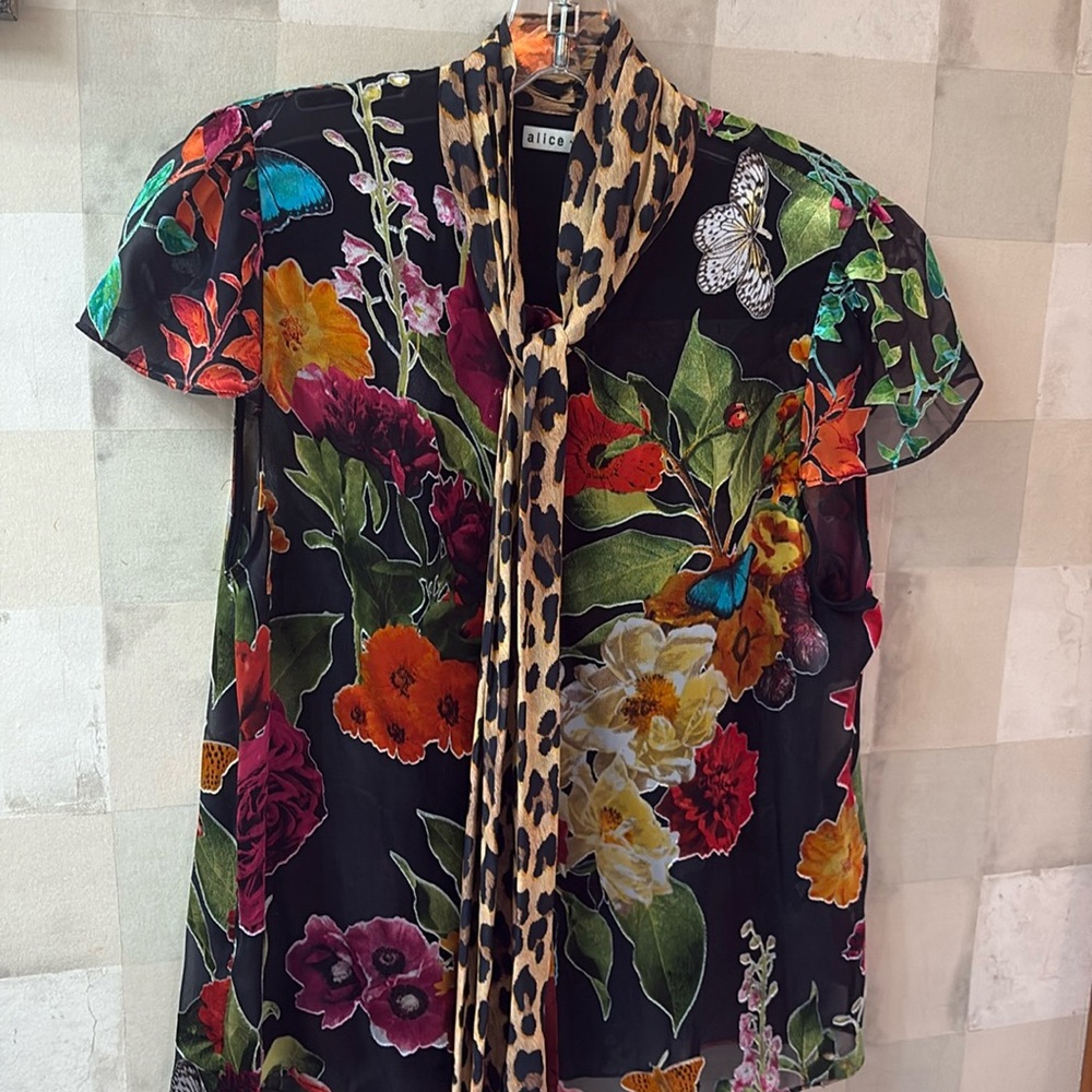 Alice + Olivia cap sleeve tie front blouse. Silk blend, vibrant colors.
